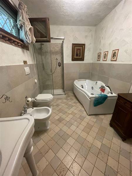 Villa di Prestigio con piscina, dependance e roseto: un'incantevole dimora a due passi dal mare