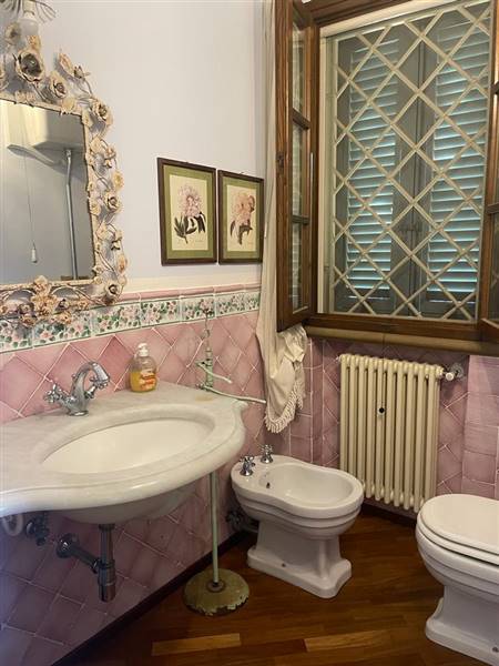 Villa di Prestigio con piscina, dependance e roseto: un'incantevole dimora a due passi dal mare