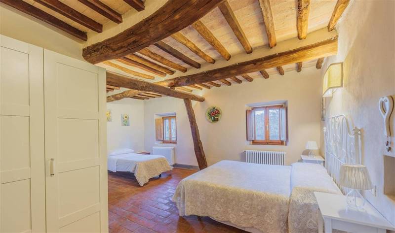  Agriturismo con casolare in pietra all'interno di riserva naturale