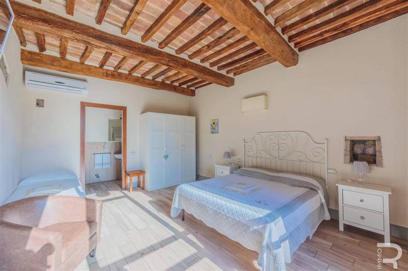  Agriturismo con casolare in pietra all'interno di riserva naturale
