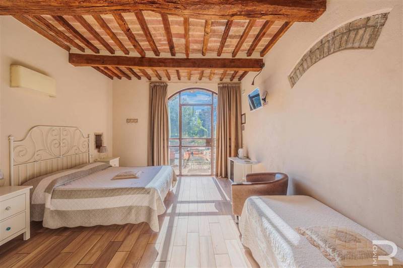  Agriturismo con casolare in pietra all'interno di riserva naturale