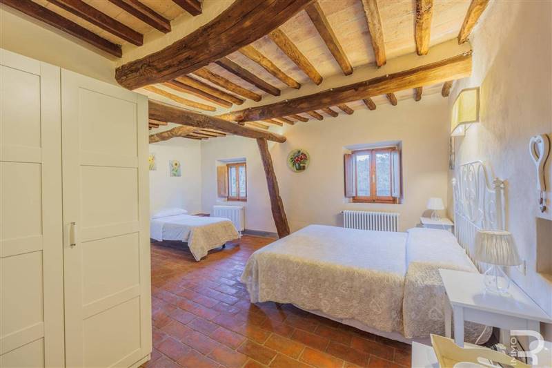  Agriturismo con casolare in pietra all'interno di riserva naturale