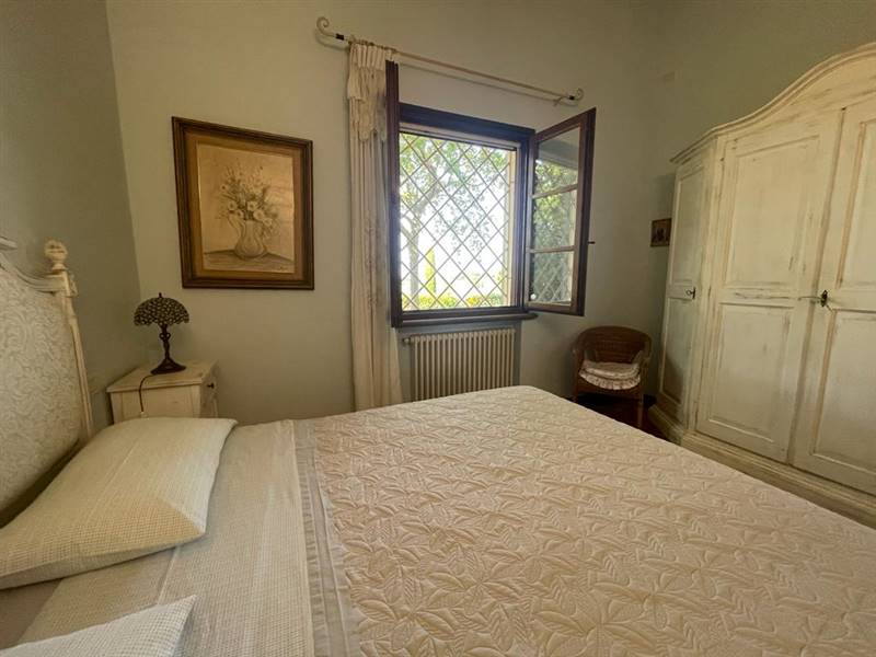 Villa di Prestigio con piscina, dependance e roseto: un'incantevole dimora a due passi dal mare