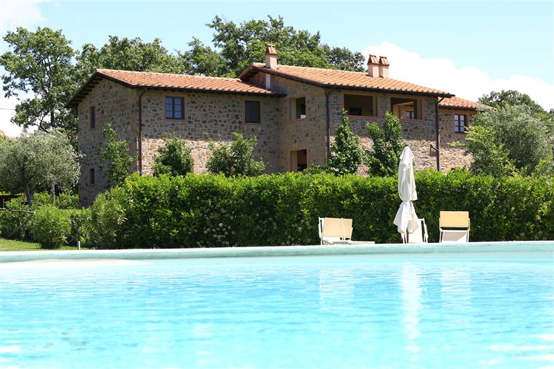 Porzione di casale in pietra inserito in Borgo esclusivo con piscina