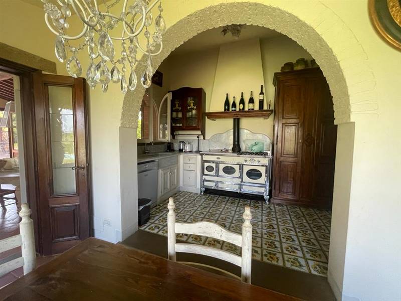 Villa di Prestigio con piscina, dependance e roseto: un'incantevole dimora a due passi dal mare