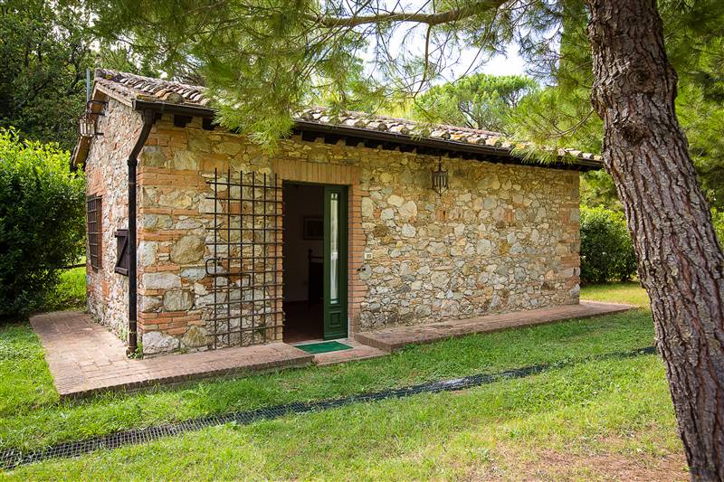 Antico Casolare in pietra circondato da giardino e piscina