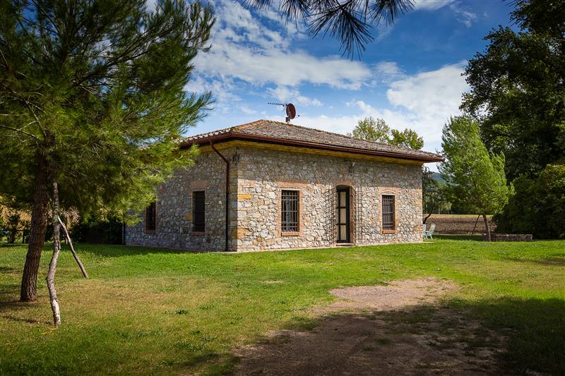 Antico Casolare in pietra circondato da giardino e piscina