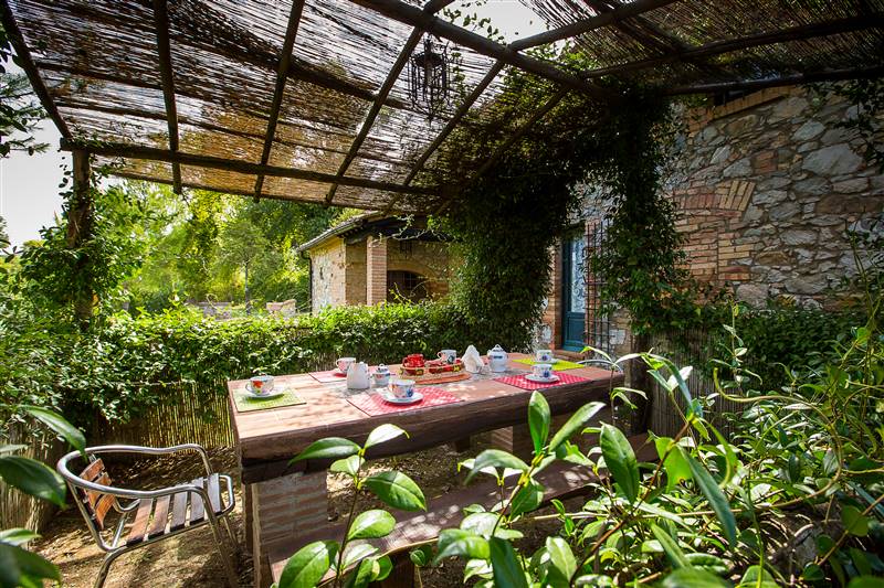 Antico Casolare in pietra circondato da giardino e piscina