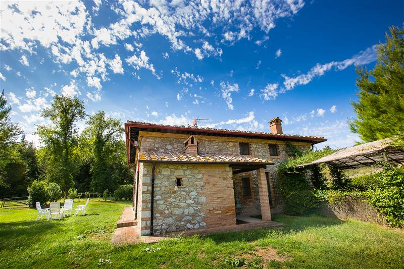 Antico Casolare in pietra circondato da giardino e piscina