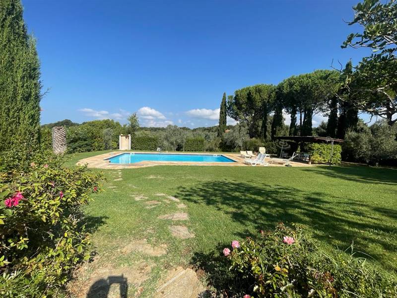 Villa di Prestigio con piscina, dependance e roseto: un'incantevole dimora a due passi dal mare