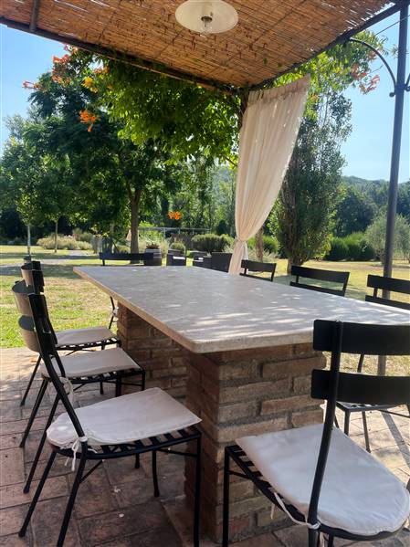 Casale toscano in pietra con parco e piscina privata 