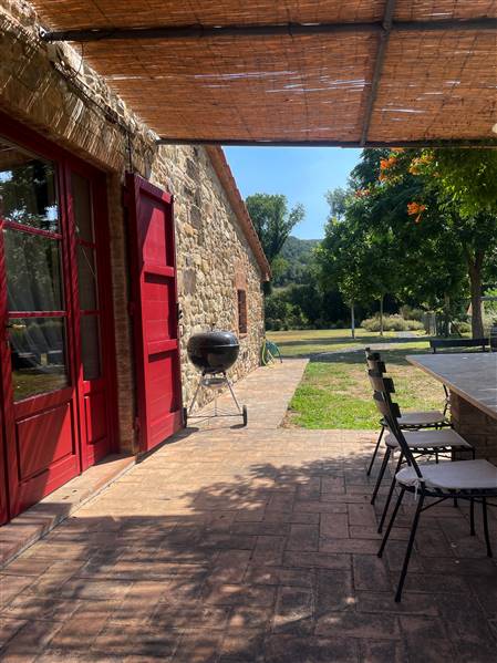 Casale toscano in pietra con parco e piscina privata 