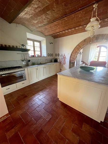 Casale toscano in pietra con parco e piscina privata 