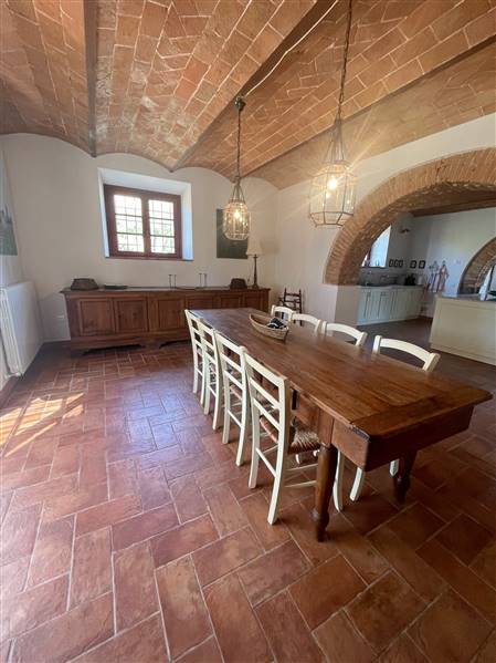 Casale toscano in pietra con parco e piscina privata 