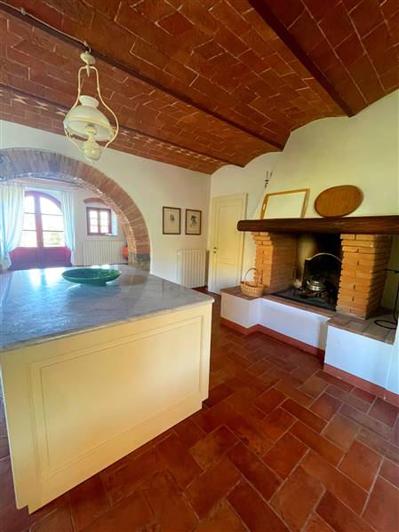 Casale toscano in pietra con parco e piscina privata 