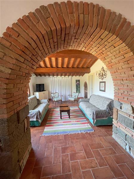 Casale toscano in pietra con parco e piscina privata 