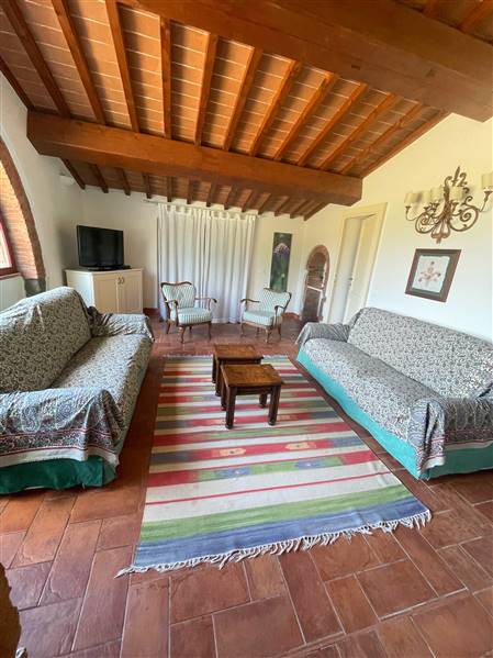 Casale toscano in pietra con parco e piscina privata 