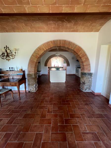 Casale toscano in pietra con parco e piscina privata 