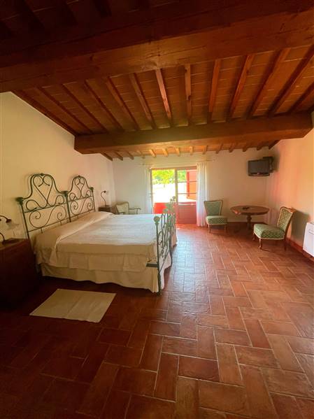 Casale toscano in pietra con parco e piscina privata 