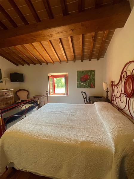 Casale toscano in pietra con parco e piscina privata 