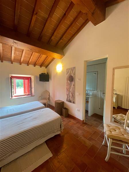 Casale toscano in pietra con parco e piscina privata 