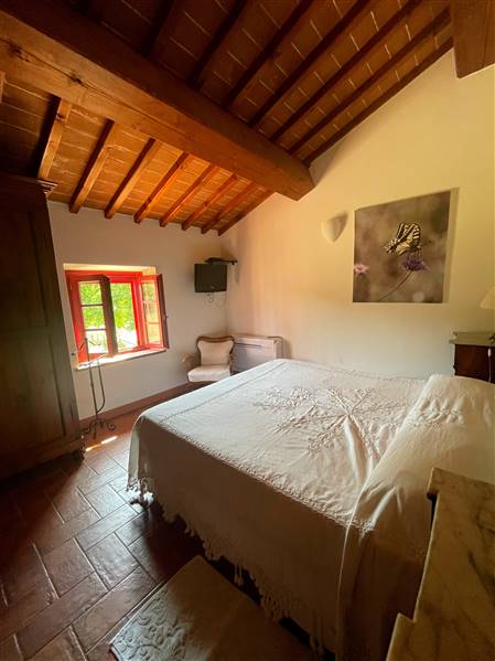 Casale toscano in pietra con parco e piscina privata 