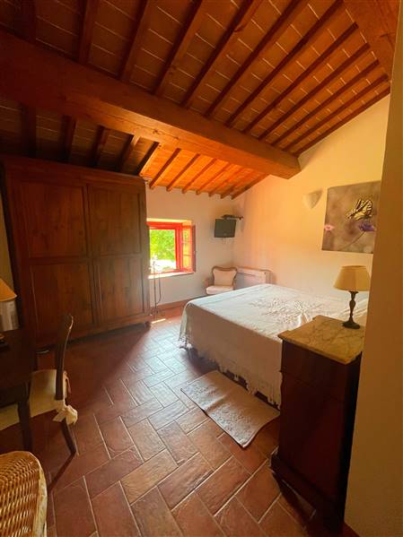 Casale toscano in pietra con parco e piscina privata 
