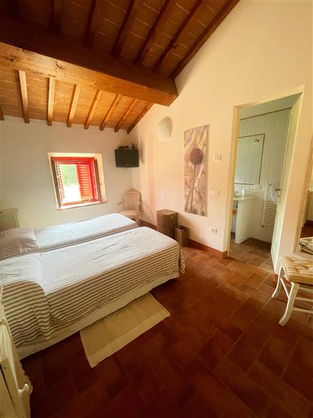 Casale toscano in pietra con parco e piscina privata 