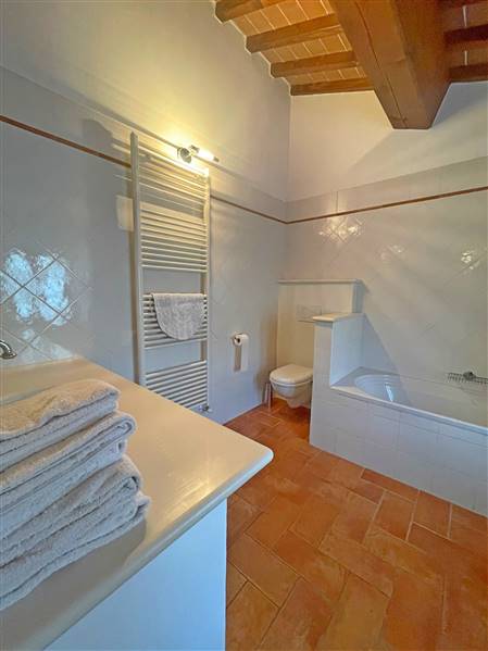 Casale toscano in pietra con parco e piscina privata 