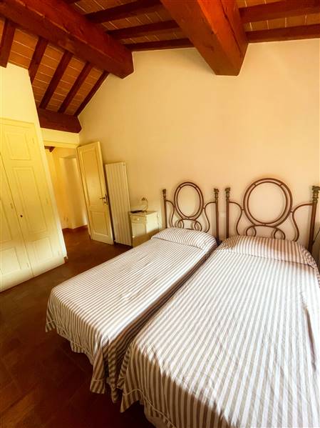 Casale toscano in pietra con parco e piscina privata 