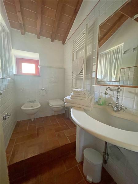 Casale toscano in pietra con parco e piscina privata 