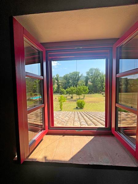 Casale toscano in pietra con parco e piscina privata 
