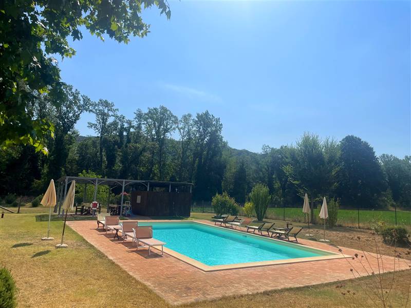 Casale toscano in pietra con parco e piscina privata 