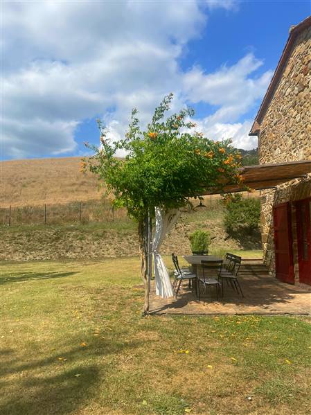 Casale toscano in pietra con parco e piscina privata 