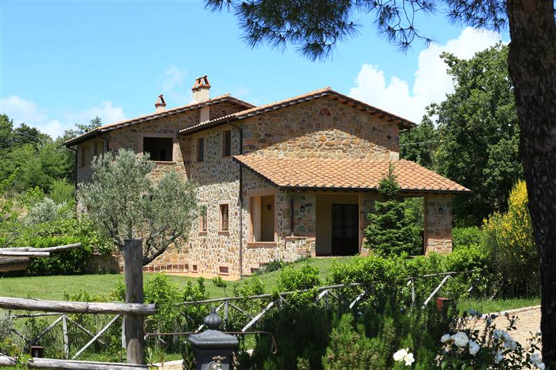 Porzione di casale in pietra inserito in Borgo esclusivo con piscina
