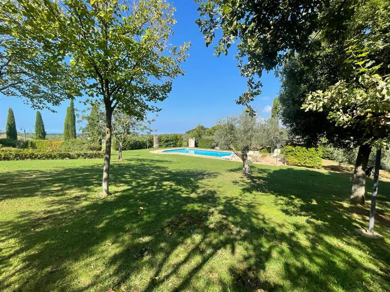 Villa di Prestigio con piscina, dependance e roseto: un'incantevole dimora a due passi dal mare