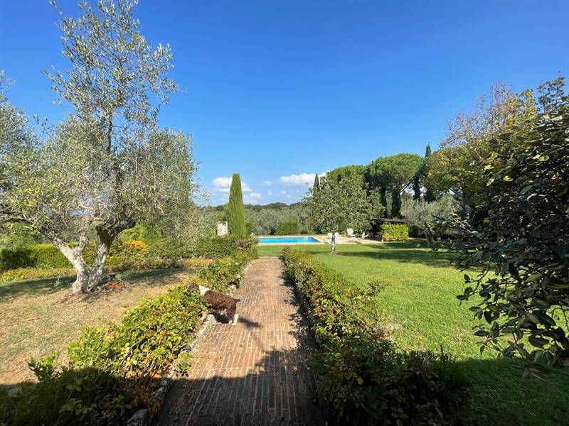 Villa di Prestigio con piscina, dependance e roseto: un'incantevole dimora a due passi dal mare