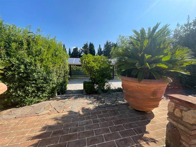 Villa di Prestigio con piscina, dependance e roseto: un'incantevole dimora a due passi dal mare