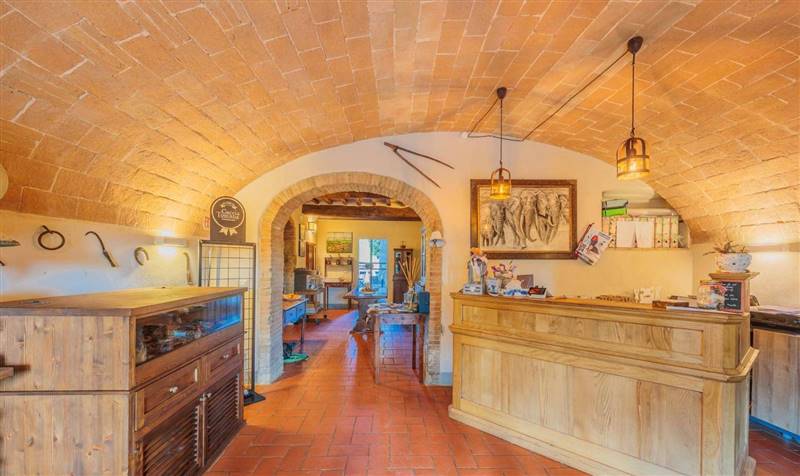  Agriturismo con casolare in pietra all'interno di riserva naturale