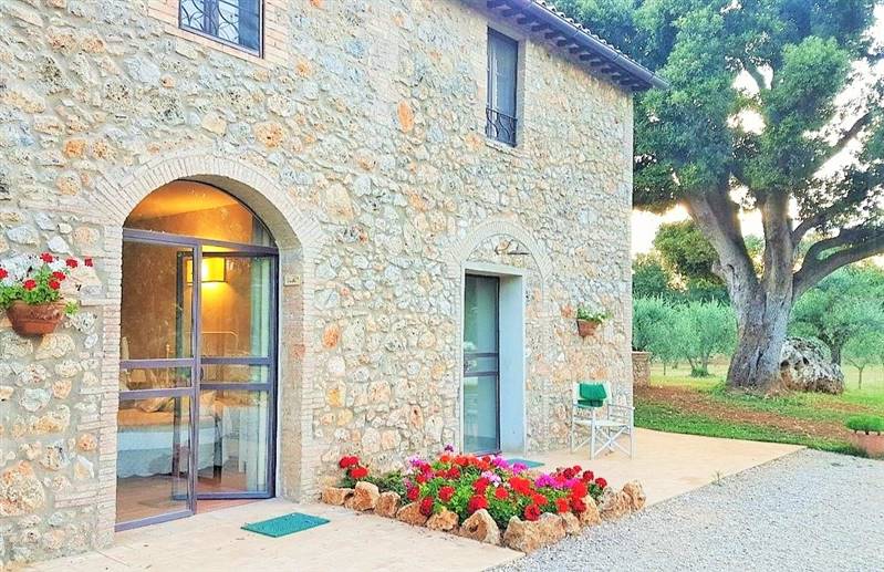  Agriturismo con casolare in pietra all'interno di riserva naturale