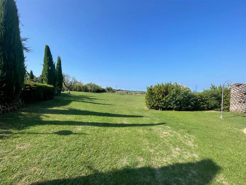 Villa di Prestigio con piscina, dependance e roseto: un'incantevole dimora a due passi dal mare
